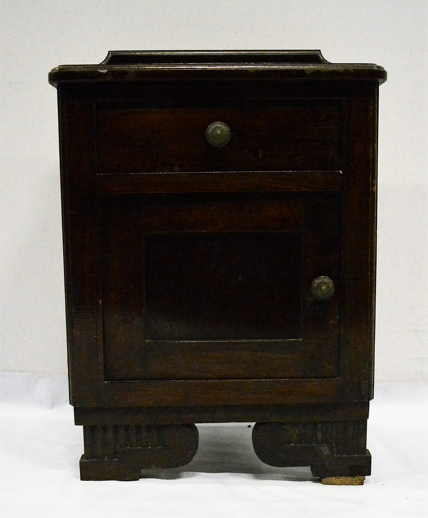 MESIILA DE NOCHE CASTA�O